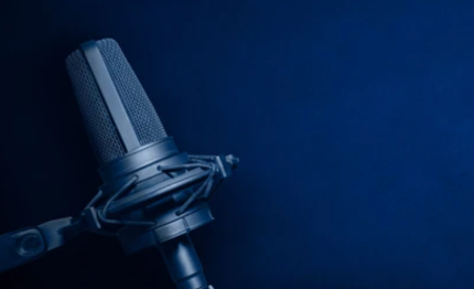 Micrófono de estudio sobre fondo azul