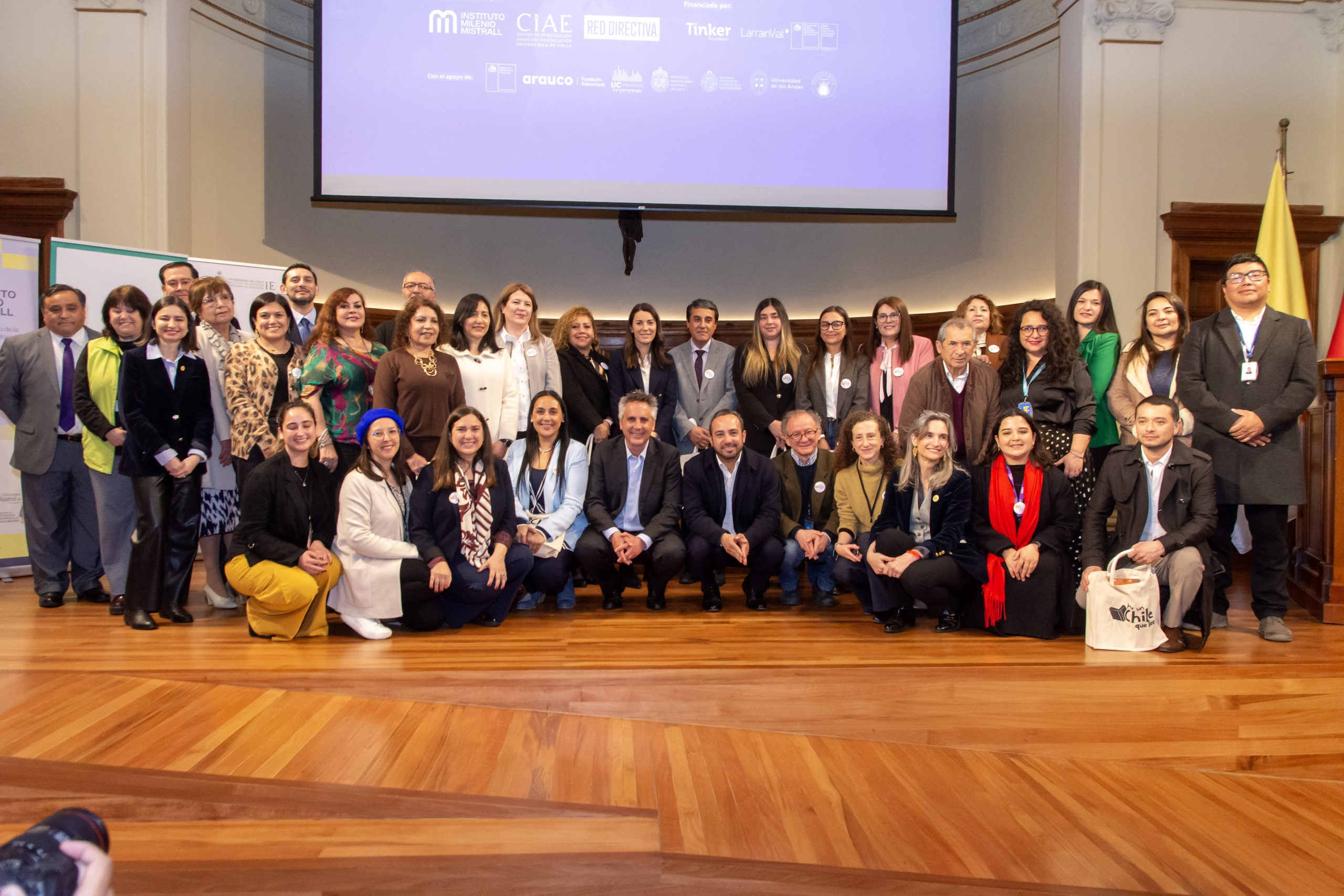 Representantes de las Escuelas Lectoras Referentes junto a los equipos organizadores en un auditorio